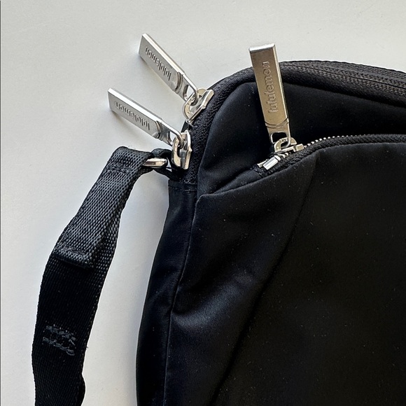 Lululemon city adventure crossbody bag excellent condition. - Picture 2 of 6